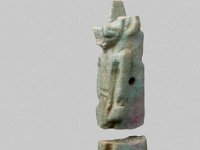 Aeg F 163  Aeg F 163, 26. Dynastie bis römische Zeit, Anubis, Fayence, H 4,3 cm, B 1,1 cm, T 1,7 cm : Bestandskatalog Ägypten, Museumsfoto: Claus Cordes